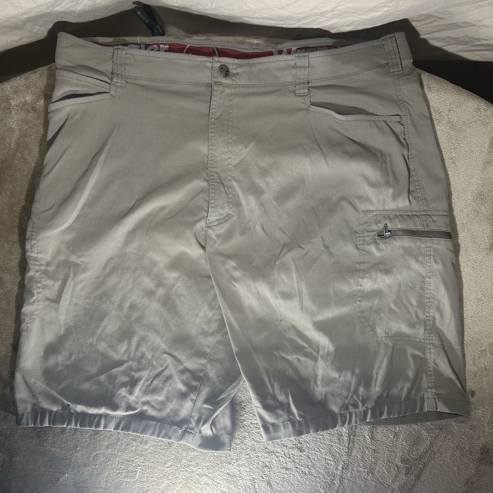 Wrangler Men's Outdoor Tech Shorts Size 42 Khaki Stretch Nylon Zip‎ Pocket